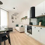 Bright Close To The Old Market Square In By Renters * Πόζναν