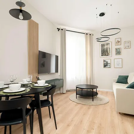 Bright Close To The Old Market Square In By Renters Apartamento