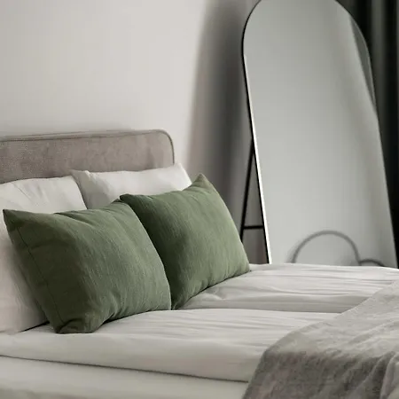 Bright Close To The Old Market Square In By Renters * Πόζναν