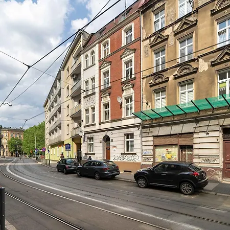 Bright Close To The Old Market Square In By Renters Διαμέρισμα *